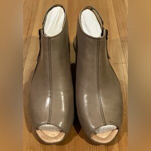 NEW Earth Kristy Wide Taupe Comfort Tan Peep Leather Sandal. Booties Size 8.5